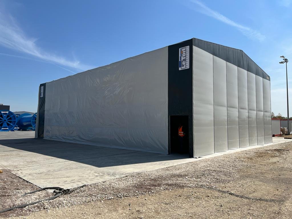 Hangar rétractable industriel extérieur avec structure mobile et couverture PVC pour stockage industriel