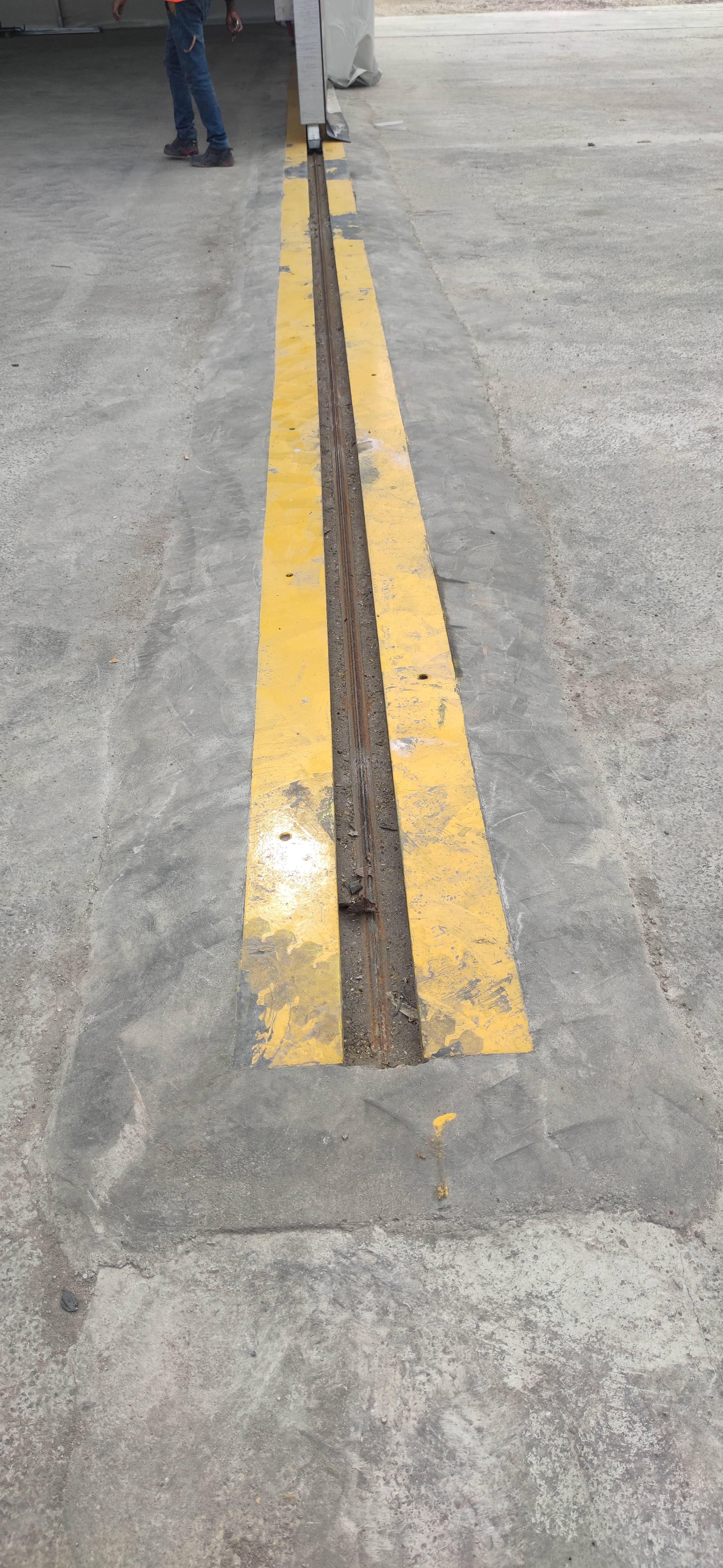 Rail de guidage au sol encastré dans dalle béton pour bâtiment rétractable industriel mobile sur rails