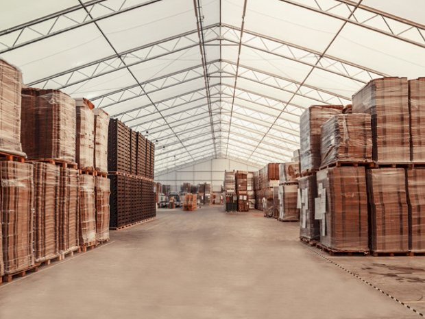 Chapiteau industriel de stockage palettes avec structure métallo-textile grande largeur pour entrepôt logistique couvert