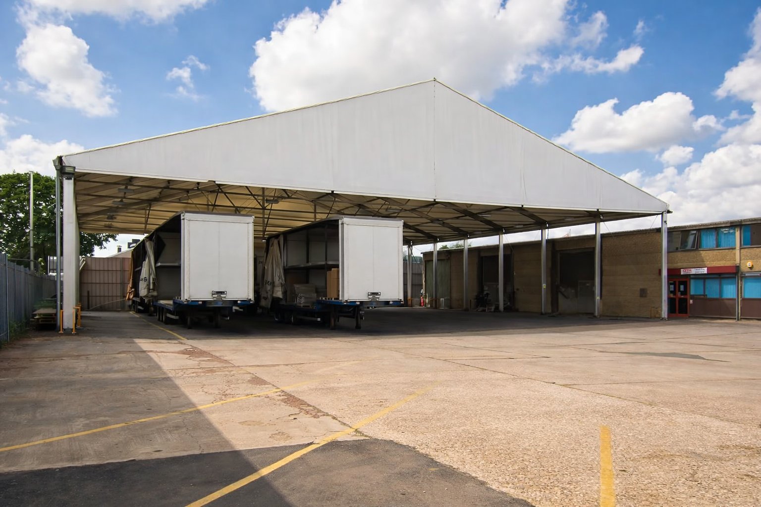 chapiteau-auvent-industriel-metallo-textile-quai-chargement-camion.jpg