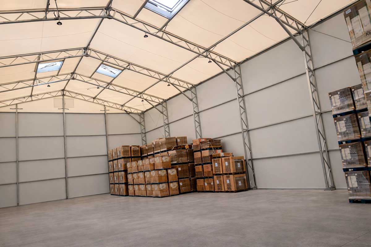 Bâtiment logistique grande distribution en bord de quai, plateforme GMS avec zones réception expédition et optimisation des flux camions et marchandises