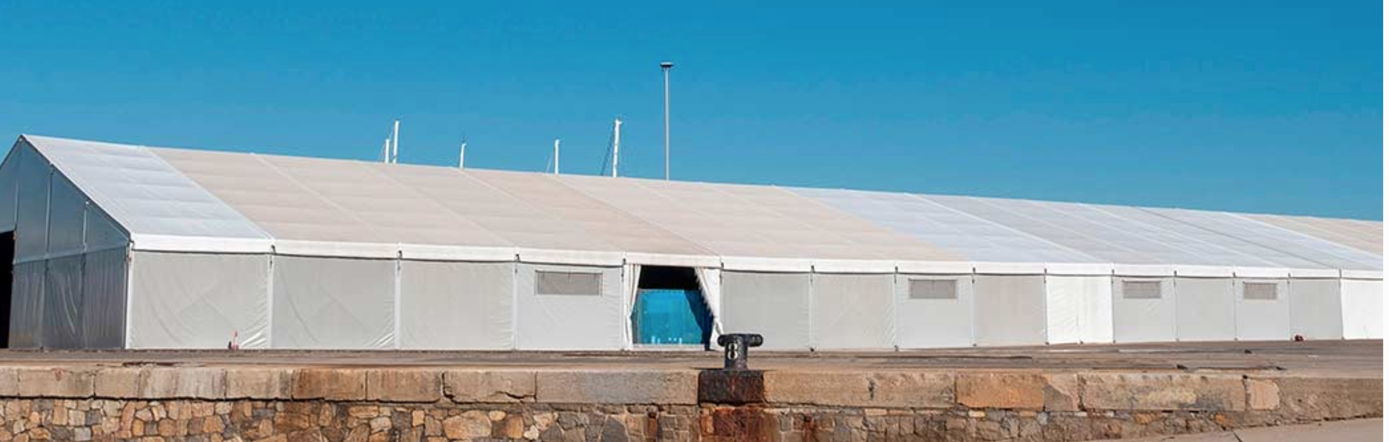 Bâtiment logistique grande distribution en bord de quai, plateforme GMS avec zones réception expédition et optimisation des flux camions et marchandises