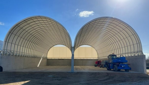 structure dôme industriel sur murs béton banché stockage matériaux chantier hangar grande largeur modulable