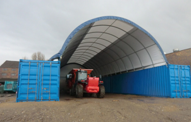 bâtiment dôme métallo textile posé sur containers maritimes solution stockage industriel mobile rapide économique