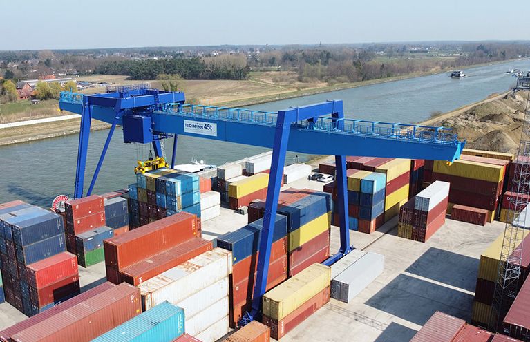 Hub logistique multimodal avec stockage conteneurs et grue portuaire, plateforme de transport combiné optimisant les flux internationaux et supply chain