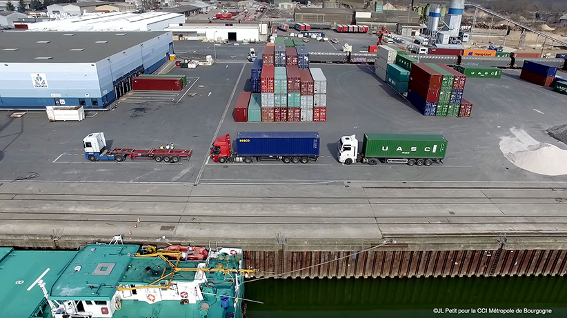Plateforme logistique multimodale avec transport routier et maritime, gestion des flux containers et optimisation supply chain entre port et entrepôt logistique