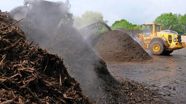 retournement andains compost chargeuse chantier compostage industriel dechets verts fermentation compost