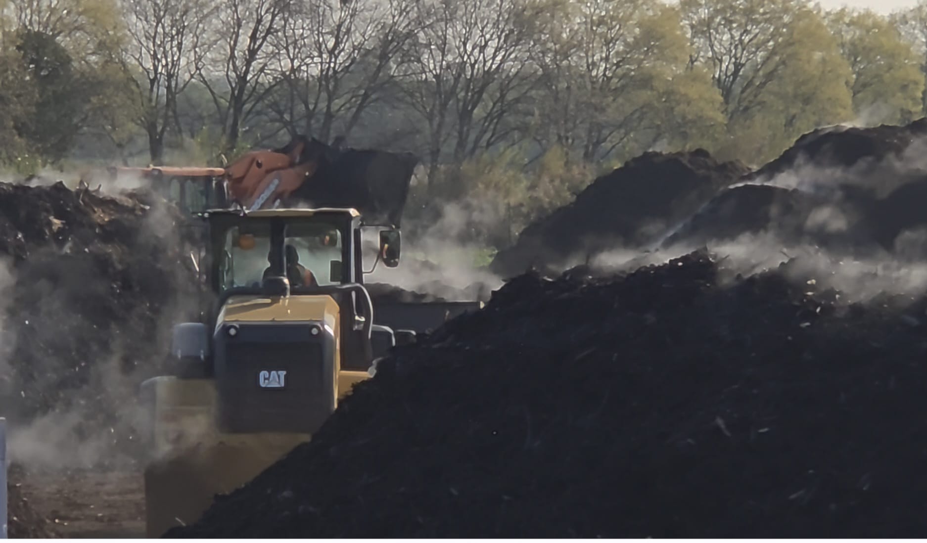 retournement andains compost chargeuse chantier compostage industriel dechets verts fermentation compost