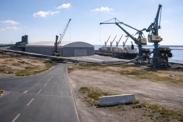 Bâtiment portuaire vrac en structure industrielle pour stockage de matériaux en zone portuaire avec grues et navire