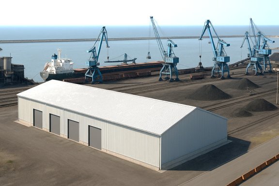 Entrepôt de stockage vrac en zone portuaire situé à proximité des quais de chargement
