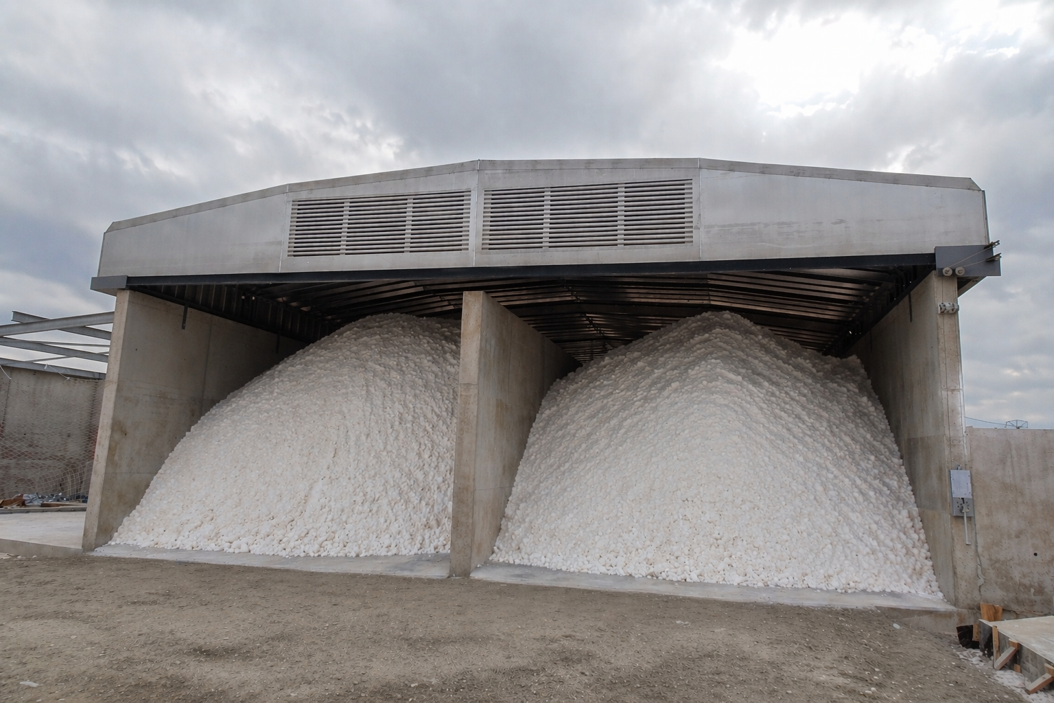 Abri sel toit découvrable rétractable haute performance stockage extérieur collectivités DDE / DIR&nbsp; stockage sel déneigement fondant routier