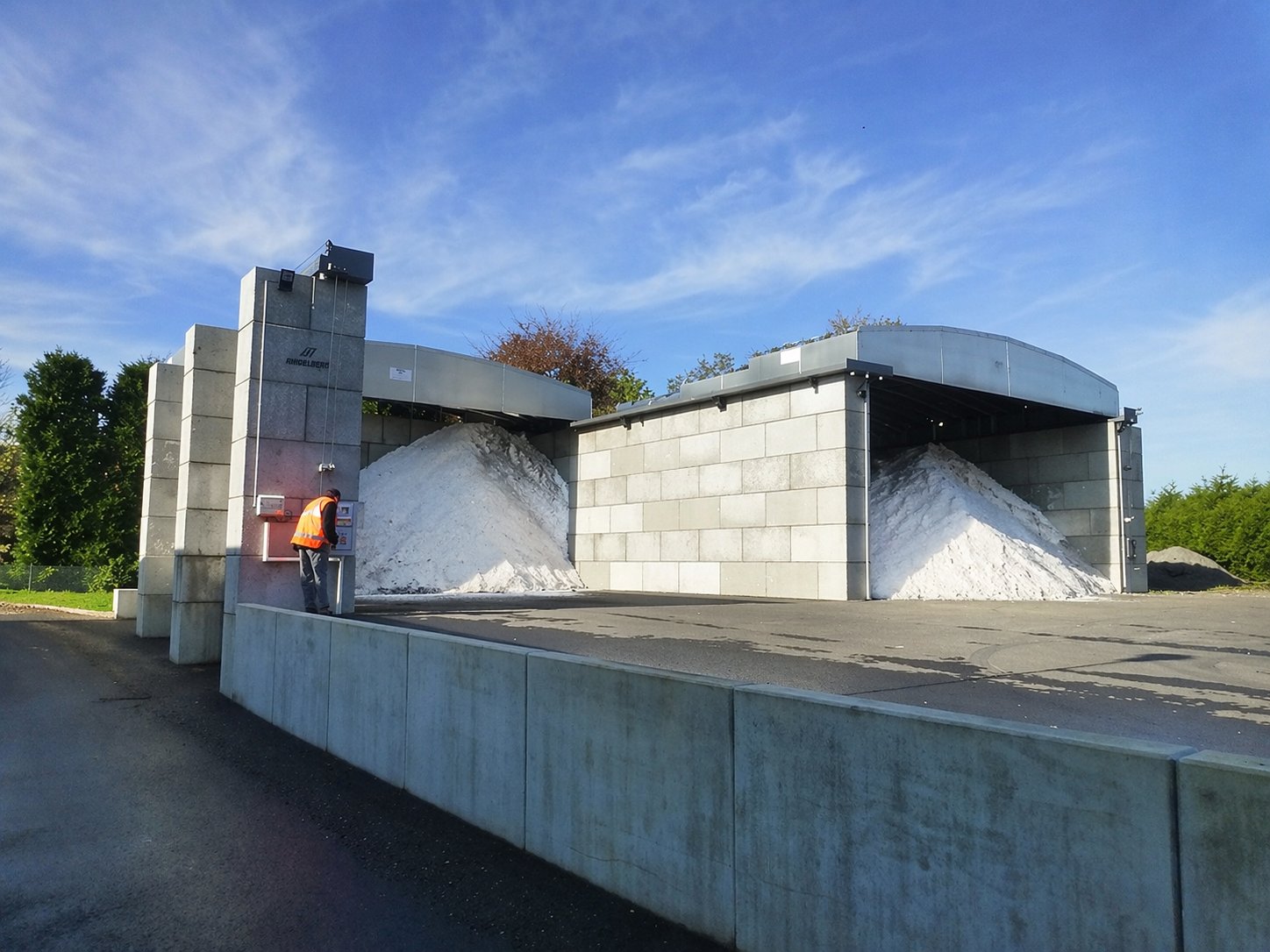 Abri sel toiture escamotable sur blocs béton stockage fondant routier collectivités DDE / DIR&nbsp; stockage sel déneigement fondant routier