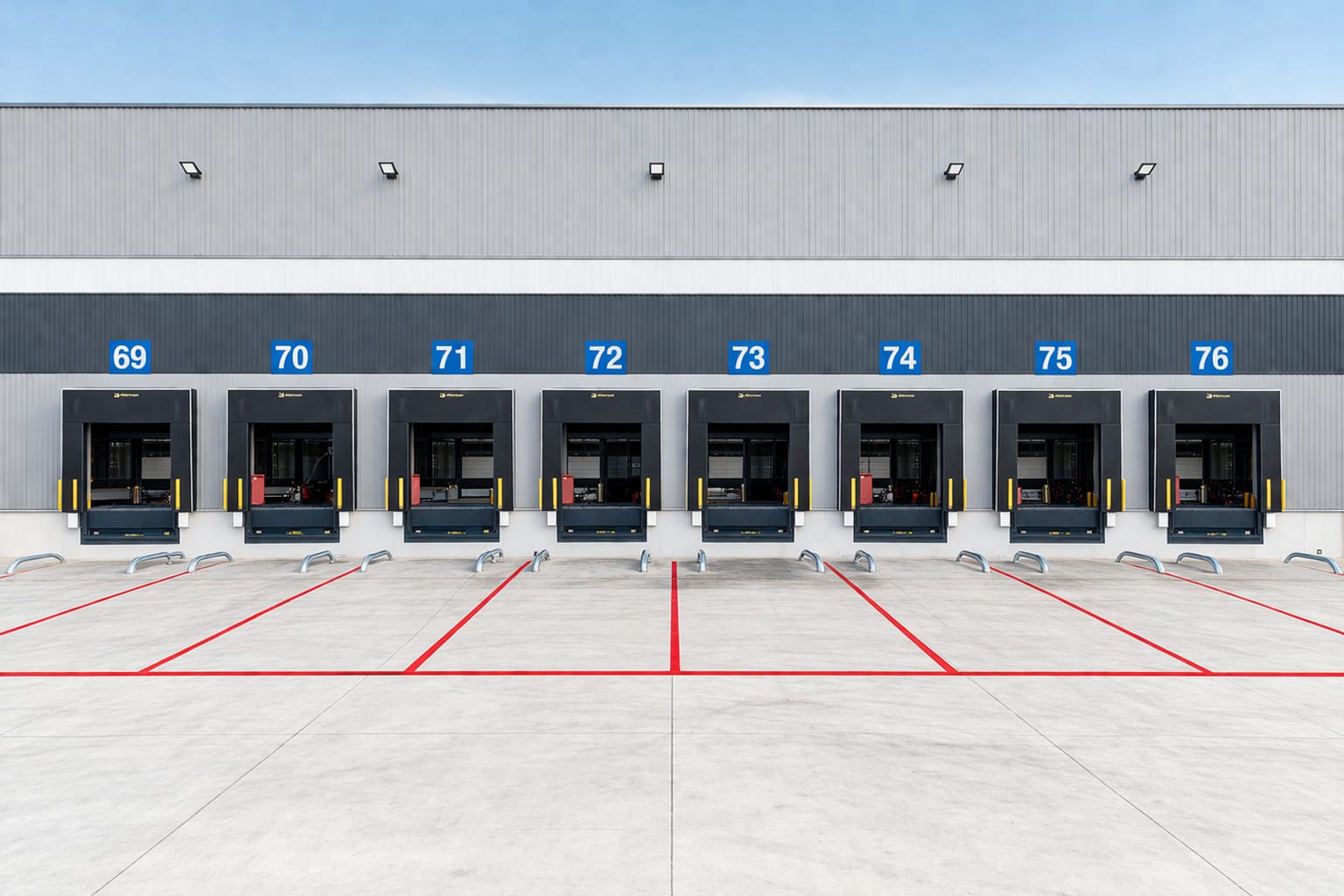 Entrepôt logistique modulable avec quais poids lourds et zones de chargement optimisées, plateforme logistique industrielle adaptée aux fux supply chain intensifs
