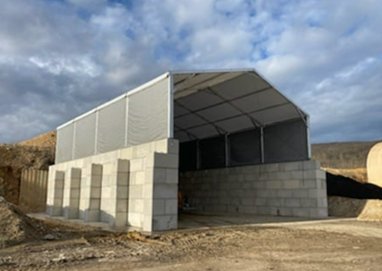 Bâtiment stockage granulats  avec structure modulaire sur blocs béton empilables type LEGO